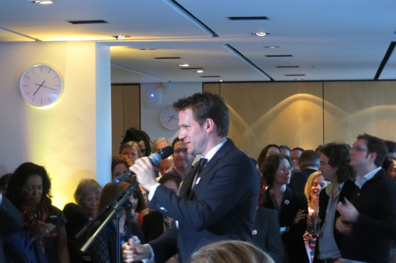 Granta editörü John Freeman, aynı etkinlikte konuşma yaparken.