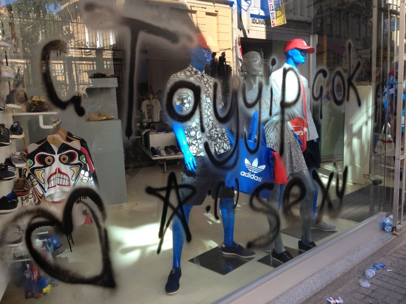 Tünel yakınındaki Adidas vitrini.
