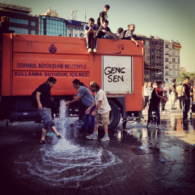TOMA'lara su veriyor gerekçesiyle belediye tankerinin tüm suyu boşaltıldı. 