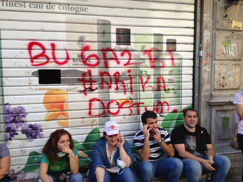 Bir başka dükkânın kepengi.