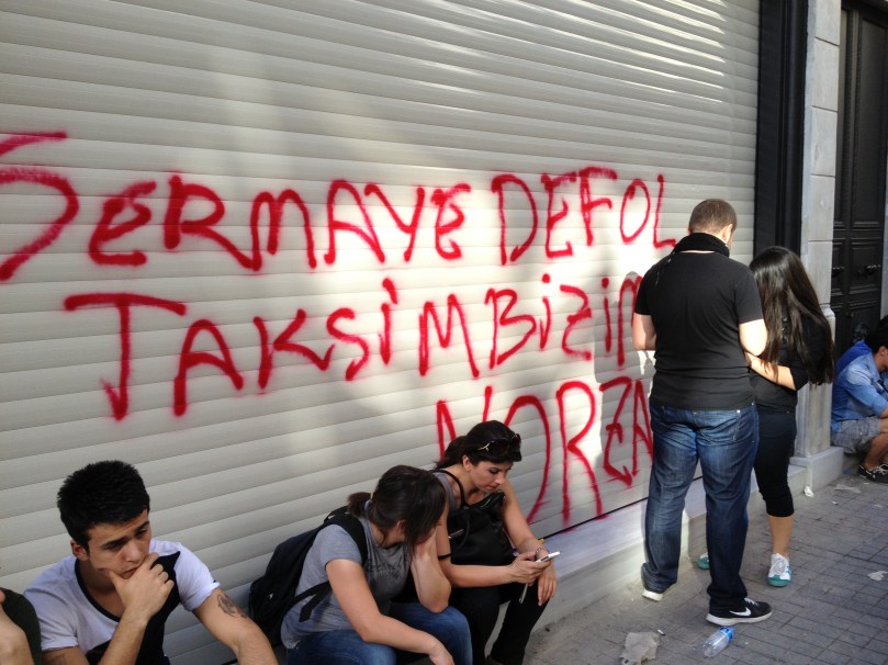 Kepenklerin üstündeki mesajlar bitmiyor.