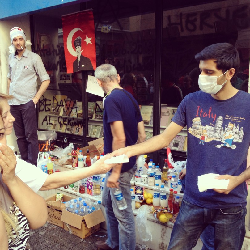 "Ne şeriat ne darbe, kafası güzel Türkiye" sloganıyla ihtiyaç duyan herkese yardım dağıtıyorlar.