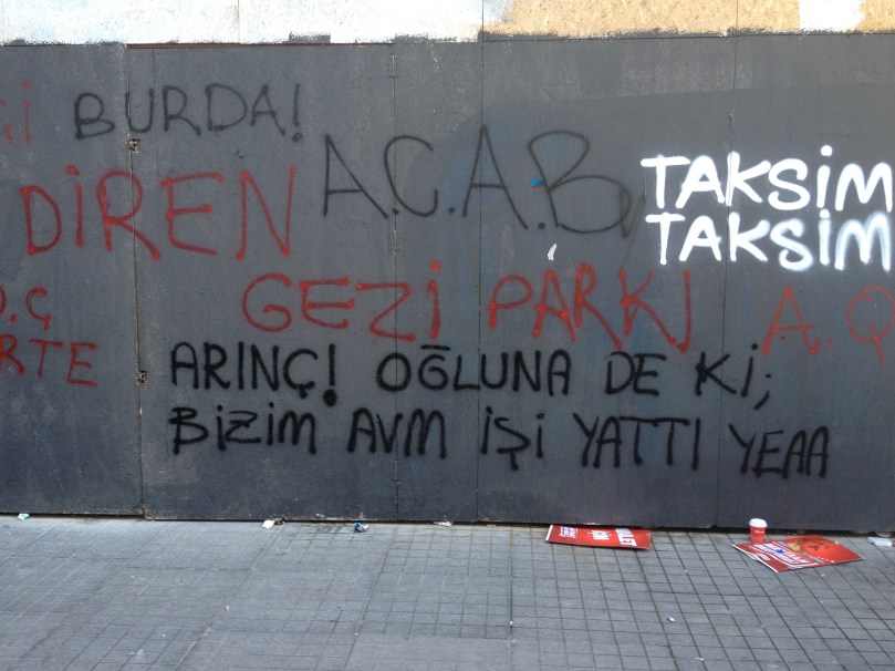 Bu da birkaç yerde göze çarpan bir yazı.