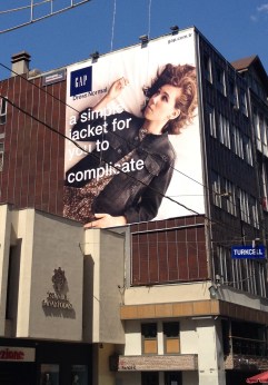 Zosia Mamet'li Dress Normal reklamı, Odakule'de. Fotoğraf: Koltukname.