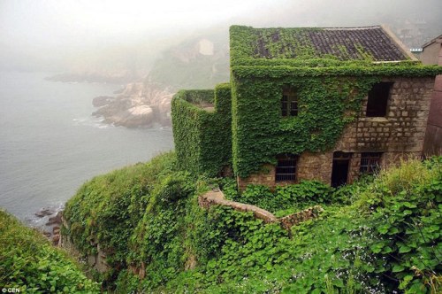 doganin-ele-gecirdigi-terk-edilmis-cin-koyu-gouqi-island-2