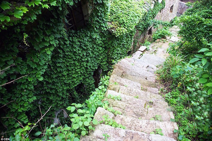 doganin-ele-gecirdigi-terk-edilmis-cin-koyu-gouqi-island-6